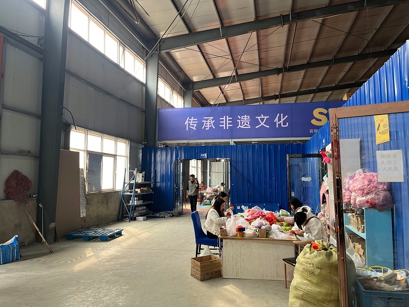钩织厂大门口