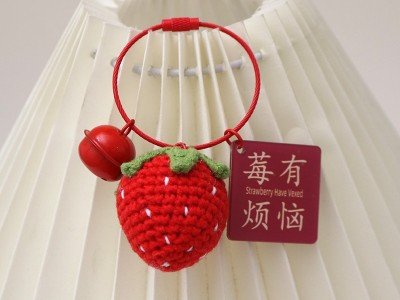 毛线钩织草莓-手工钥匙挂件