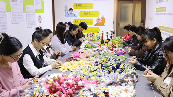毅聆康公司是否提供钩针编织玩偶定制服务？