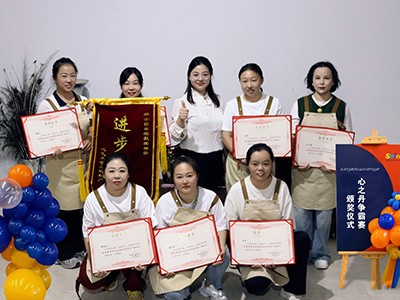 武汉市毅聆康贸易有限公司争霸赛获奖人员合照